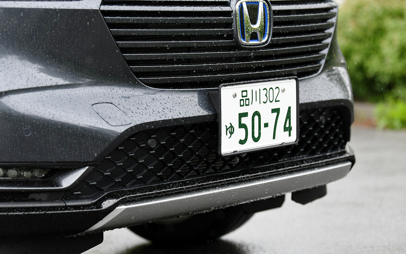 ボディ同色フロントグリルを採用することでボディとの一体感を高めるとともに、奥行き感のあるヘッドライトデザイン、シームレスかつダイナミックに隆起しているロアバンパーの造形によって、親和性を持たせた。リアエンドはファストバックスタイルを強めたシルエットとして、左右のランプをつなぐ水平基調のラインやボリュームを持たせつつ立体感のある継ぎ目のないリアパネルの造形で美しさを表現