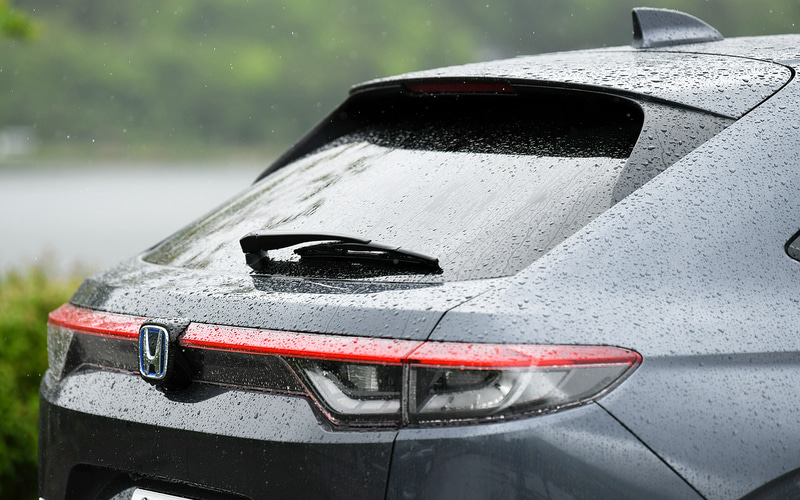 ボディ同色フロントグリルを採用することでボディとの一体感を高めるとともに、奥行き感のあるヘッドライトデザイン、シームレスかつダイナミックに隆起しているロアバンパーの造形によって、親和性を持たせた。リアエンドはファストバックスタイルを強めたシルエットとして、左右のランプをつなぐ水平基調のラインやボリュームを持たせつつ立体感のある継ぎ目のないリアパネルの造形で美しさを表現