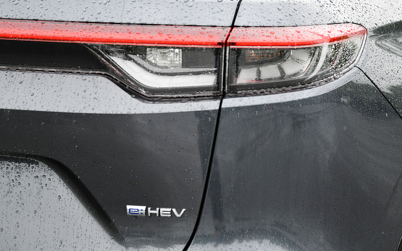 ボディ同色フロントグリルを採用することでボディとの一体感を高めるとともに、奥行き感のあるヘッドライトデザイン、シームレスかつダイナミックに隆起しているロアバンパーの造形によって、親和性を持たせた。リアエンドはファストバックスタイルを強めたシルエットとして、左右のランプをつなぐ水平基調のラインやボリュームを持たせつつ立体感のある継ぎ目のないリアパネルの造形で美しさを表現