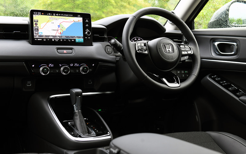 シフトまわりにモード切り替えスイッチやオートブレーキホールドスイッチ、ヒルディセントコントロールスイッチなどをまとめて配置