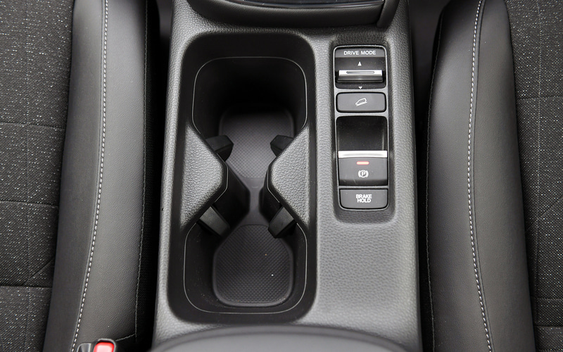 シフトまわりにモード切り替えスイッチやオートブレーキホールドスイッチ、ヒルディセントコントロールスイッチなどをまとめて配置