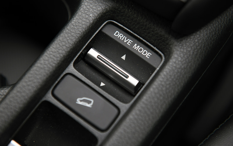 シフトまわりにモード切り替えスイッチやオートブレーキホールドスイッチ、ヒルディセントコントロールスイッチなどをまとめて配置