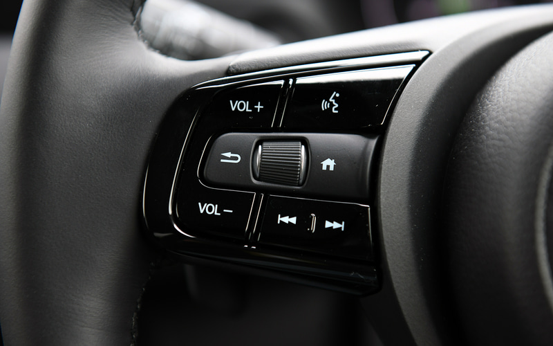 ステアリングスポークにはオーディオやHonda SENSINGの操作スイッチを配置。e：HEVモデルにはアクセルオフ時の減速感を調節できるパドルが設定される