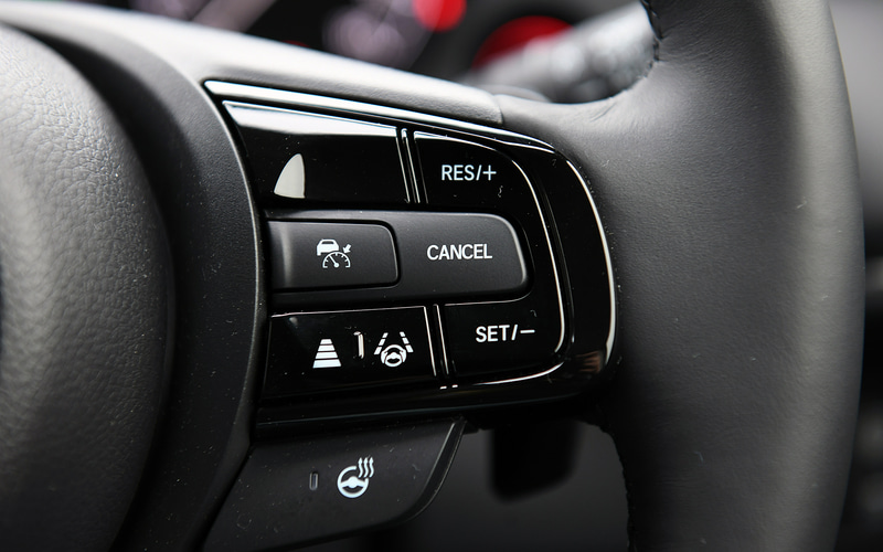 ステアリングスポークにはオーディオやHonda SENSINGの操作スイッチを配置。e：HEVモデルにはアクセルオフ時の減速感を調節できるパドルが設定される