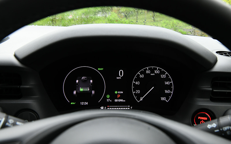 メーターはエネルギーフローなども表示できるマルチインフォメーションディスプレーを採用