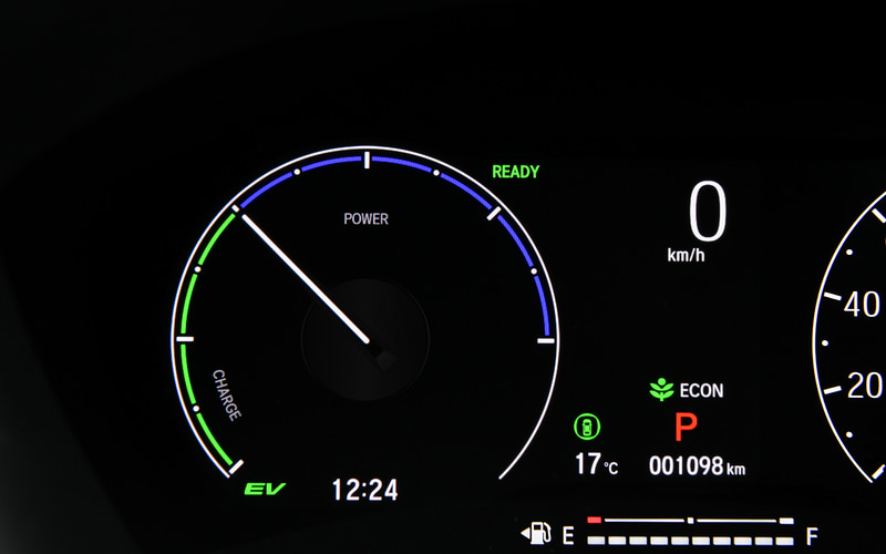 メーターはエネルギーフローなども表示できるマルチインフォメーションディスプレーを採用