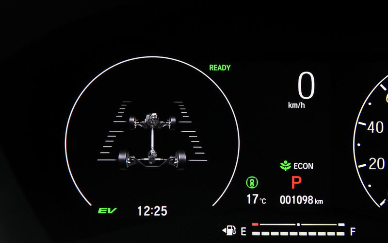 メーターはエネルギーフローなども表示できるマルチインフォメーションディスプレーを採用