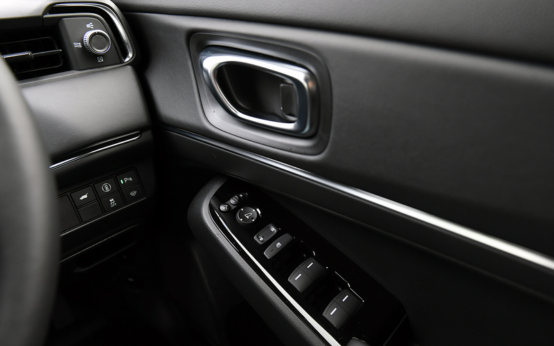 インパネ中央にはホンダ初の機能となる地図の自動更新サービスが利用できるHonda Connectディスプレーを配置。e：HEV Zではオプションとなるワイヤレス充電器のほか、全車標準装備のUSBジャックなども備えている