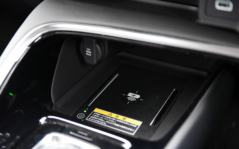 インパネ中央にはホンダ初の機能となる地図の自動更新サービスが利用できるHonda Connectディスプレーを配置。e：HEV Zではオプションとなるワイヤレス充電器のほか、全車標準装備のUSBジャックなども備えている