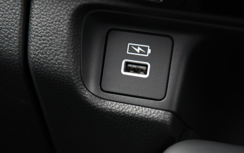 インパネ中央にはホンダ初の機能となる地図の自動更新サービスが利用できるHonda Connectディスプレーを配置。e：HEV Zではオプションとなるワイヤレス充電器のほか、全車標準装備のUSBジャックなども備えている
