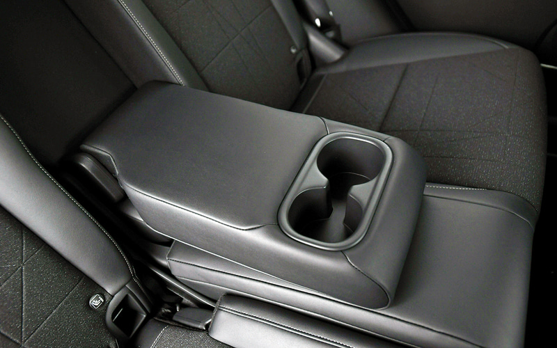 e：HEV Zはファブリックとプライムスムースのコンビシートを設定