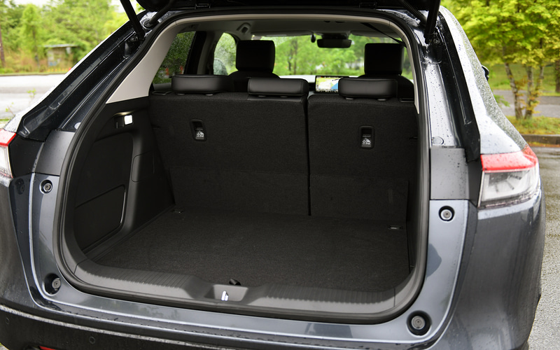 リアシートはチップアップ＆ダイブダウン機構付6：4分割可倒式タイプで、チップアップすれば、背の高い荷物の収納もできる空間になるほか、ダイブダウンすれば広くフラットで車中泊も可能なスペースとなる