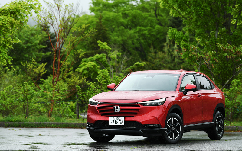 唯一のガソリンエンジン搭載モデルとなるG（撮影車は4WD）。ボディカラーはプレミアムクリスタルレッドメタリック