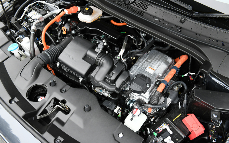 e：HEVモデルには最高出力78kW（106PS）/6000-6400rpm、最大トルク127Nm（13.0kgfm）/4500-5000rpmを発生する直列4気筒DOHC 1.5リッターエンジンを搭載。組み合わせるモーターは最高出力96kW（131PS）/4000-8000rpm、最大トルク253Nm（25.8kgfm）/0-3500rpmを発生する