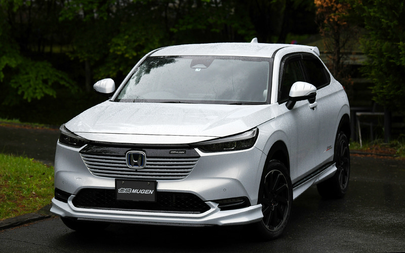 無限パーツ装着車。撮影車はフロントグリルガーニッシュ、フロントアンダースポイラー、サイドガーニッシュ、リアアンダースポイラー、ウイングスポイラー、テールゲートスポイラー、スポーツサイレンサー、アルミホイールCU10などを装着