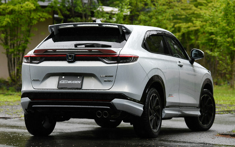 無限パーツ装着車。撮影車はフロントグリルガーニッシュ、フロントアンダースポイラー、サイドガーニッシュ、リアアンダースポイラー、ウイングスポイラー、テールゲートスポイラー、スポーツサイレンサー、アルミホイールCU10などを装着