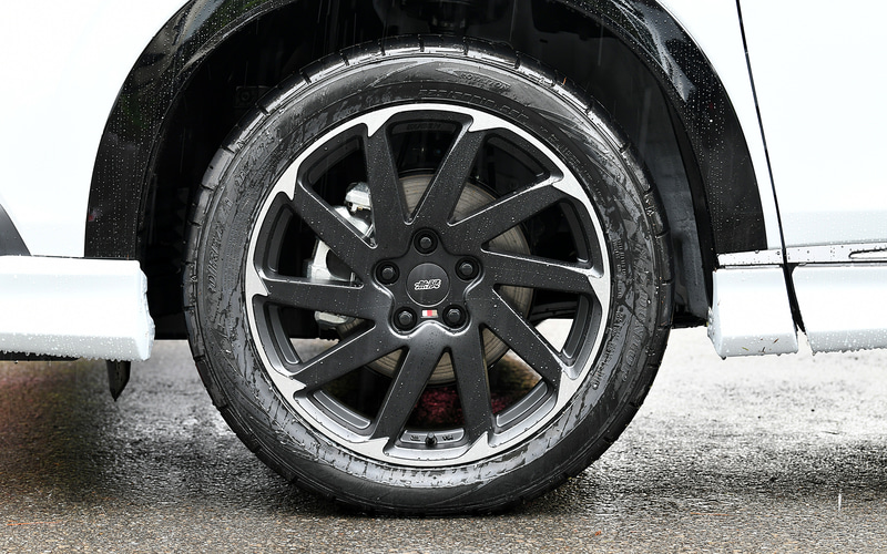 無限パーツ装着車。撮影車はフロントグリルガーニッシュ、フロントアンダースポイラー、サイドガーニッシュ、リアアンダースポイラー、ウイングスポイラー、テールゲートスポイラー、スポーツサイレンサー、アルミホイールCU10などを装着