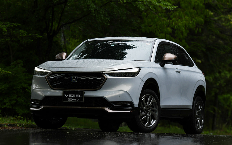 ホンダアクセス純正アクセサリー装着車。フロントグリル、フロントルアースカート、サイドロアーガーニッシュ、リアロアーガーニッシュ、ドアミラーカバー、テールゲートスポイラー、などをクロームメッキないしはグロッシーカッパー・メタリック/プレミアムアガットブラウン・パールでコーディネート。ホイールは18インチのMS-045