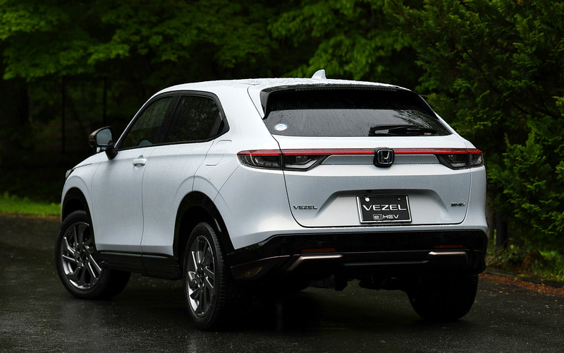 ホンダアクセス純正アクセサリー装着車。フロントグリル、フロントルアースカート、サイドロアーガーニッシュ、リアロアーガーニッシュ、ドアミラーカバー、テールゲートスポイラー、などをクロームメッキないしはグロッシーカッパー・メタリック/プレミアムアガットブラウン・パールでコーディネート。ホイールは18インチのMS-045