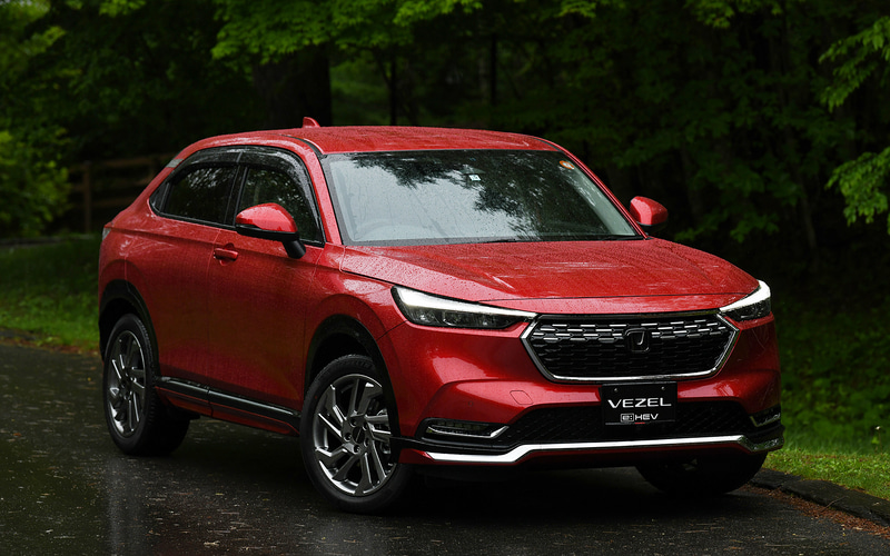 ホンダアクセス純正アクセサリー装着車。フロントグリル、フロントルアースカート、サイドロアーガーニッシュ、リアロアーガーニッシュ、ドアミラーカバー、テールゲートスポイラー、などをクロームメッキないしはグロッシーカッパー・メタリック/プレミアムアガットブラウン・パールでコーディネート。ホイールは18インチのMS-045