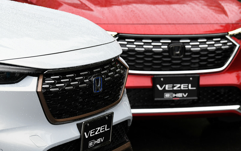 ホンダアクセス純正アクセサリー装着車。フロントグリル、フロントルアースカート、サイドロアーガーニッシュ、リアロアーガーニッシュ、ドアミラーカバー、テールゲートスポイラー、などをクロームメッキないしはグロッシーカッパー・メタリック/プレミアムアガットブラウン・パールでコーディネート。ホイールは18インチのMS-045