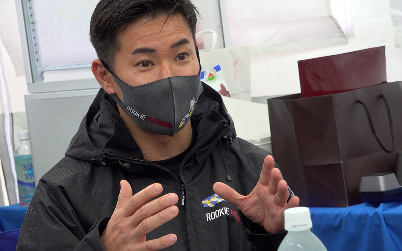 世界的なレーシングドライバーである小林可夢偉選手。24時間レース経験も豊富。水素エンジン車には感じるものがあったという