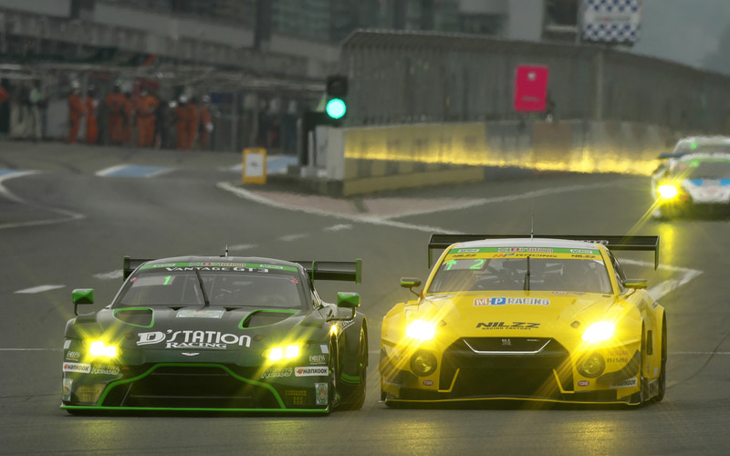 富士24時間、スタート直後のトップ争い。1時間経過した時点では9号車 MP Racing GT-Rがトップに立っていた