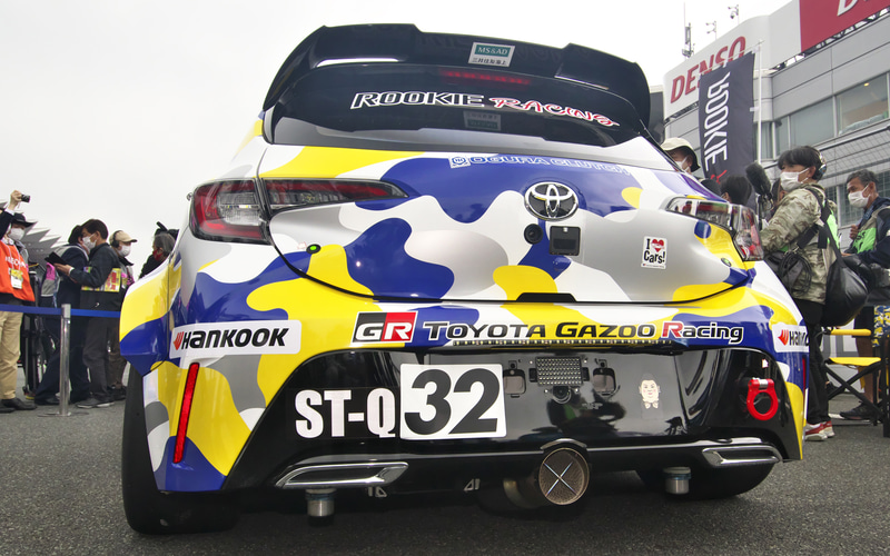 ちなみにこちらはリアまわり。マフラーは太めの1本出し、水素エンジンなので水蒸気が出る