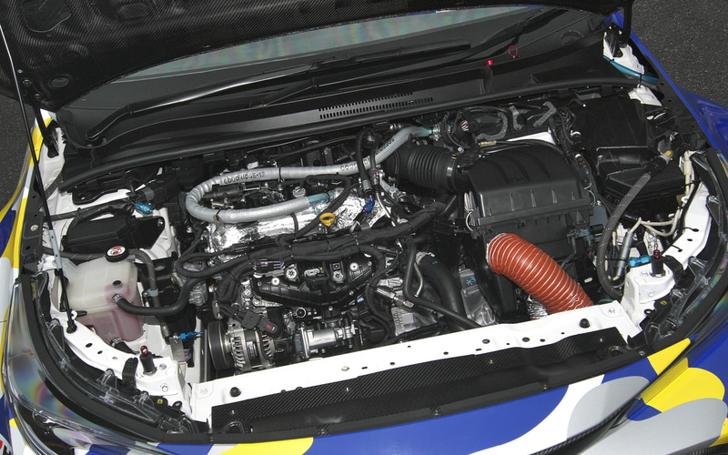 GRヤリスから燃料噴射装置であるインジェクターを変更したという水素エンジン。外観からは普通のガソリンエンジンととくに変わるところはない