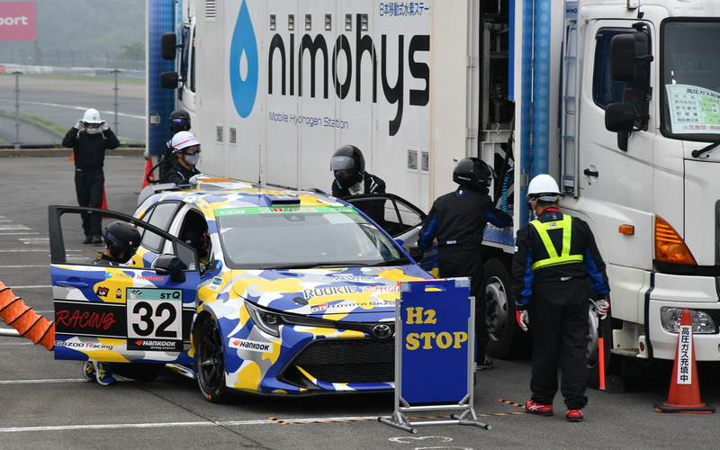 給水素を行なう水素エンジン搭載カローラスポーツ。ドライバーはモリゾウ選手