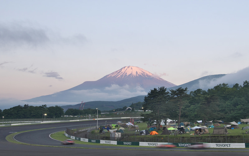 5月23日の富士スピードウェイの天気は晴れ、午後に向け雲が広がってきているが青空が見える