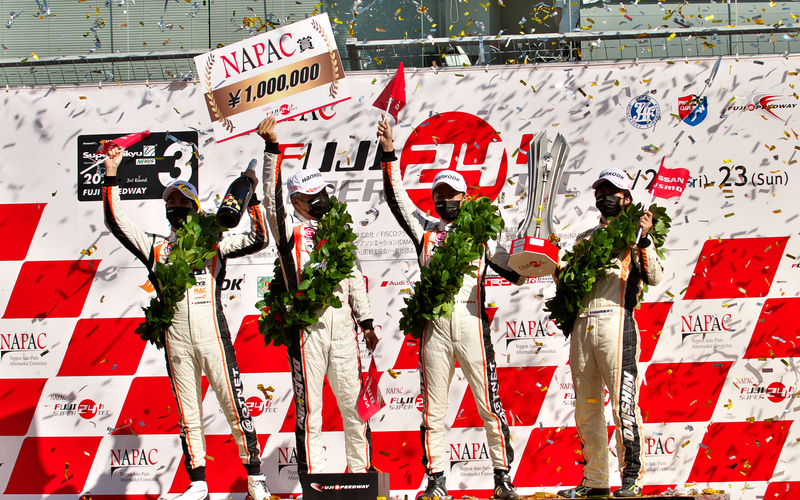 総合優勝したST-Xクラスの81号車 DAISHIN GT3 GT-R（大八木信行/青木孝行/藤波清斗/坂口夏月組）の表彰式の模様