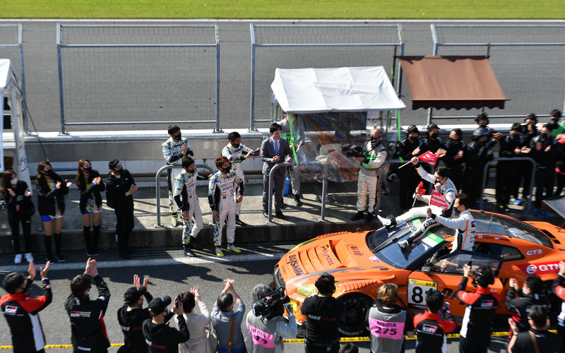 総合優勝した81号車を祝福するルーキーレーシングのドライバー
