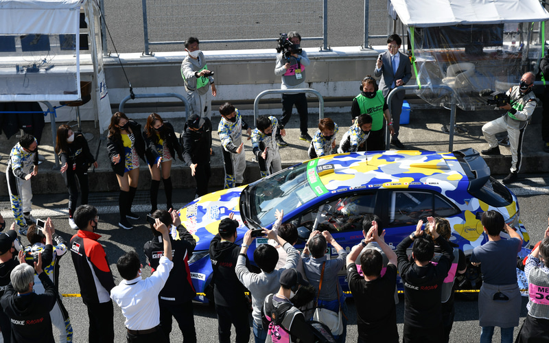 24時間を完走した32号車 ORC ROOKIE Corolla H2 concept（井口卓人/佐々木雅弘/モリゾウ/松井孝充/石浦宏明/小林可夢偉組）。最終スティントはモリゾウ選手、チームのドライバーたちが祝福
