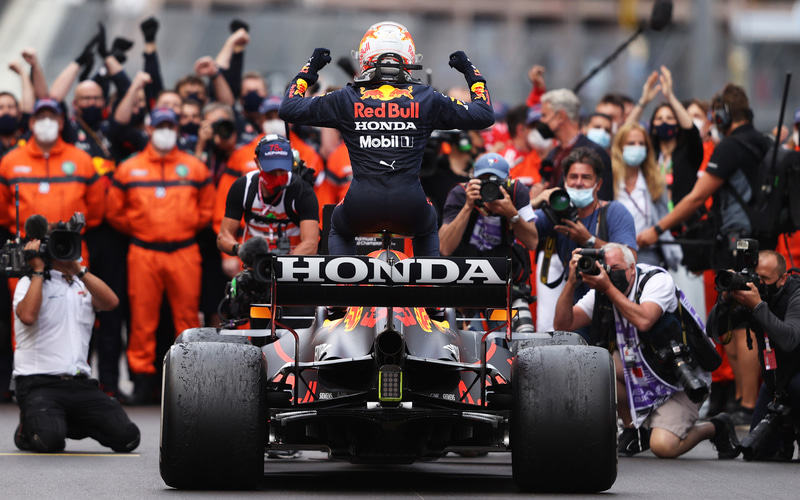 優勝してメインストレートのロイヤルボックスの前に戻ってきて祝福するチーム関係者にガッツポーズで応えるレッドブル・ホンダのマックス・フェルスタッペン選手 （C）Getty Images / Red Bull Content Pool