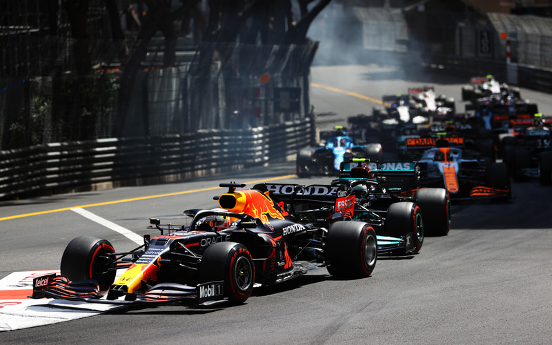 レースのスタートシーン、ポールポジションのいない2番グリッドからスタートしたマックス・フェルスタッペン選手。このスタートを決めたことでほぼレースの勝利を手中に入れた （C）Getty Images / Red Bull Content Pool