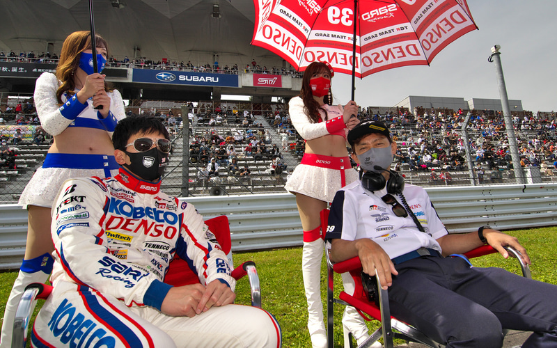 サーキットでの脇阪氏（右）、左は39号車のドライバーである中山雄一選手（2021 SUPER GT第2戦富士）