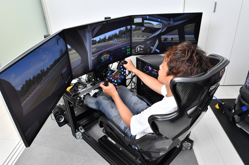 液晶ディスプレイ3枚で構成されている脇阪氏のコクピット。かなりドライブしやすそうだ