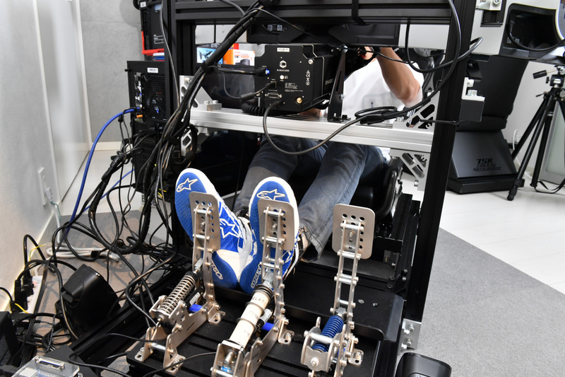 ペダルはHeusinkveldのSimPedals Ultimate