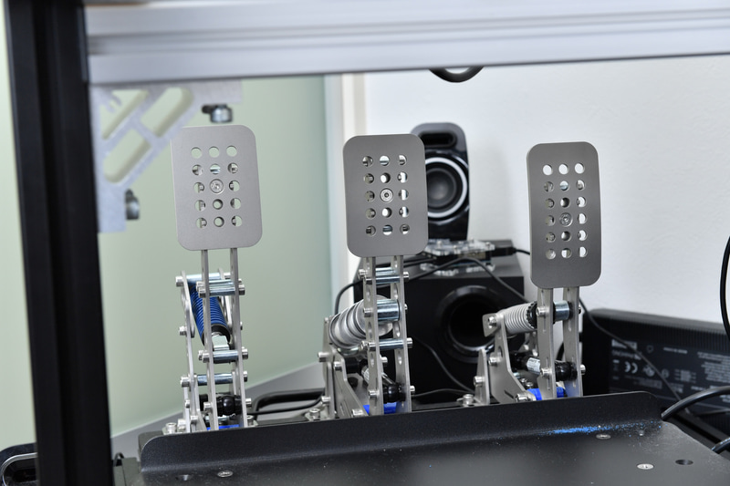 ペダルはHeusinkveldのSimPedals Ultimate