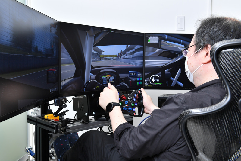 筆者がプレイする様子、タイムは…（泣）。とにかくシートの座り心地は最高だった、お値段もさることながら何しろレジェンドのシートに座らせて頂いているのだから……プライスレスだ