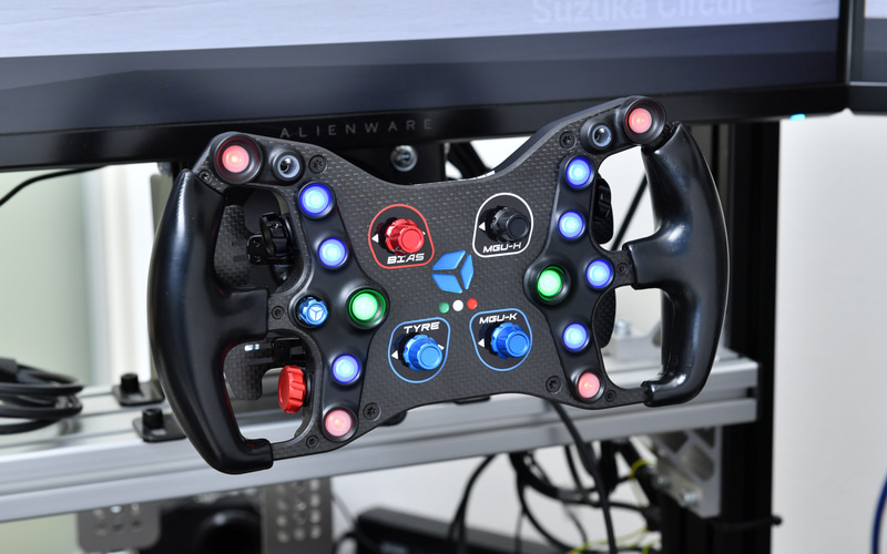 ステアリングはCubeControls Formula Proだ