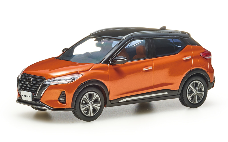 43分の1スケールモデルの「ミニカー KICKS」（7月15日発売）。色ごとに価格が異なり、「プレミアムホライズンオレンジ/ピュアブラック」「ブリリアントホワイトパール」が6600円、「クローム」が7150円