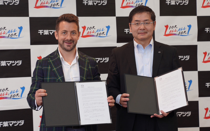 レイドロー選手へ千葉マツダ大木康正代表取締役社長より贈呈