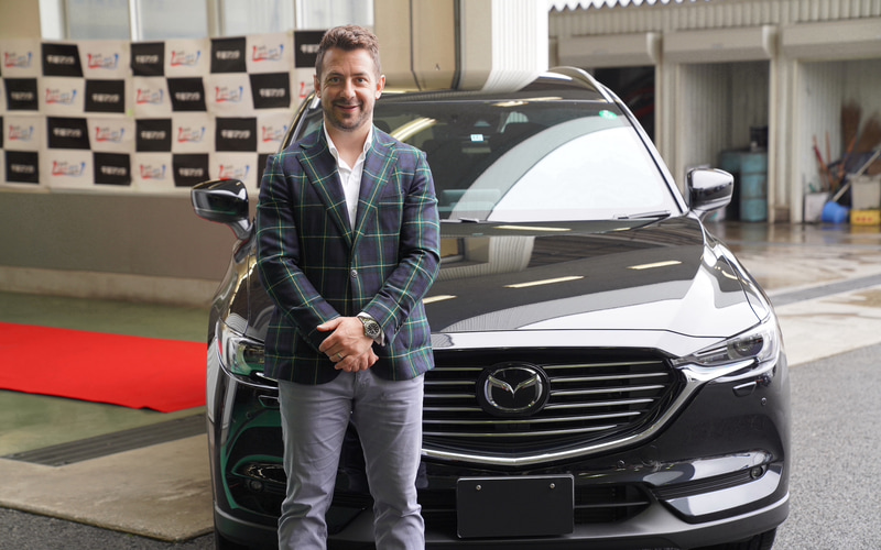 ラグビーのグレイグ・レイドロー選手にマツダ「CX-8」が贈呈された