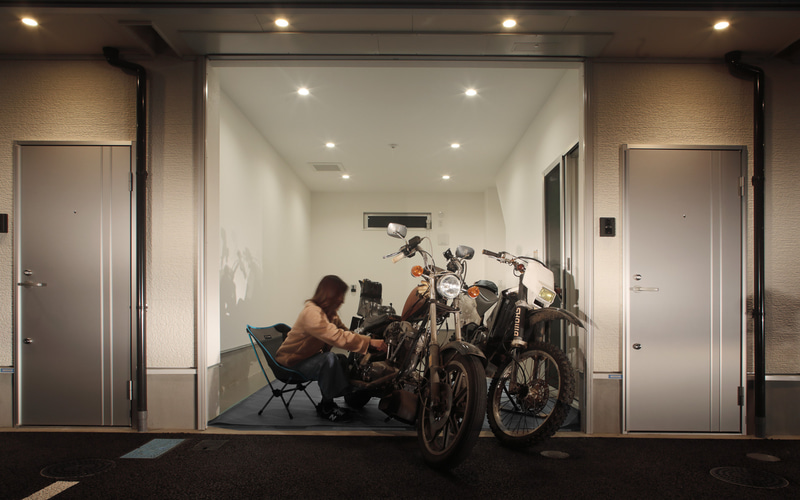 1階は趣味であるバイクのガレージ兼メンテナンス作業場として活用している事例