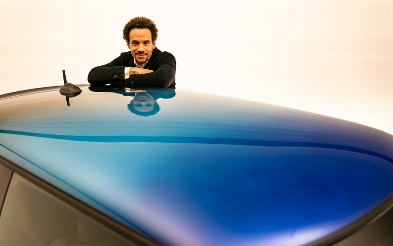 マルチトーンルーフとデザイナーのオリバー・ヘイルマー（Oliver Heilmer）氏