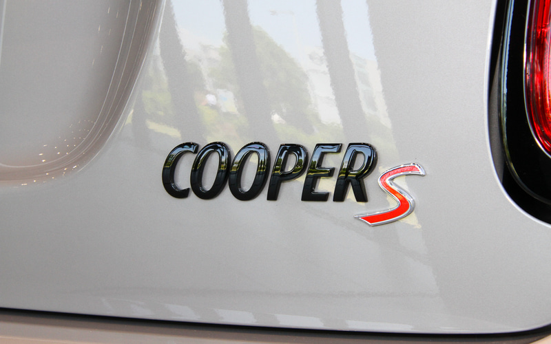 外観の各所がピアノブラック仕様になる「ピアノ・ブラック・エクステリア」を採用。マフラーのテールエンドもダークトーンでまとめられている