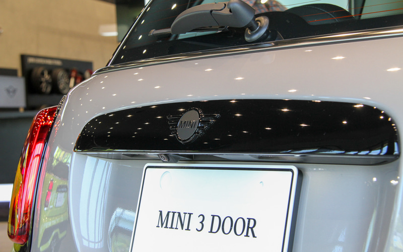 外観の各所がピアノブラック仕様になる「ピアノ・ブラック・エクステリア」を採用。マフラーのテールエンドもダークトーンでまとめられている