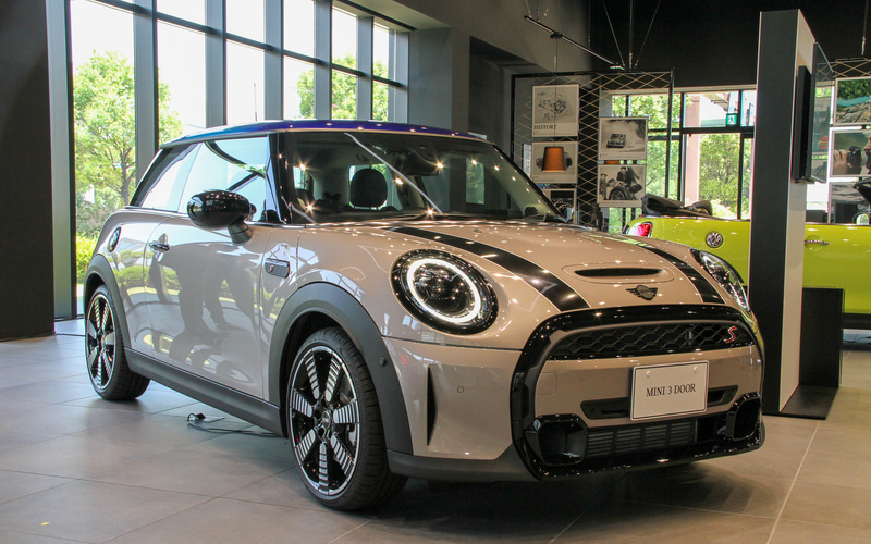 ルーフトップ・グレー・メタリックカラーを採用する3ドアのクーパーS。ボディサイズは3865×1725×1430mm（全長×全幅×全高）、ホイールベースは2495mm
